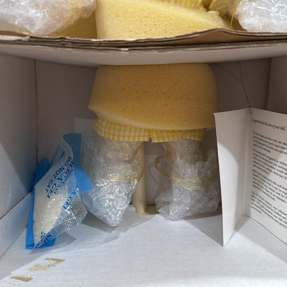 NIB Vtg Franklin Mint Heirloom Dolls Days Of The Week Doll "Friday's Child" - Picture 5 of 5